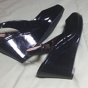 Ellen Tracy Black Patent Leather Wedges op…